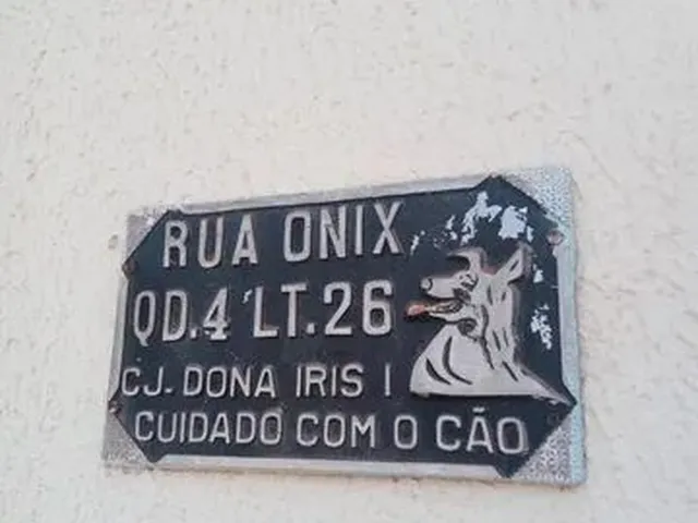 Imagem: A casa possui 3 Dormitórios, 2 Banheiros, 1 Vaga na