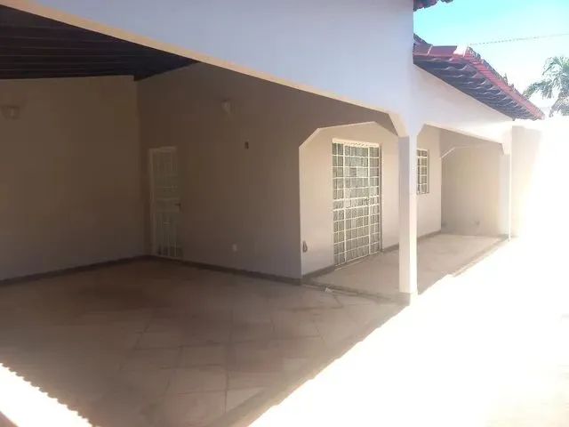 Imagem: A casa possui 3 Dormitórios, 3 Suítes, 5 Banheiros, 2