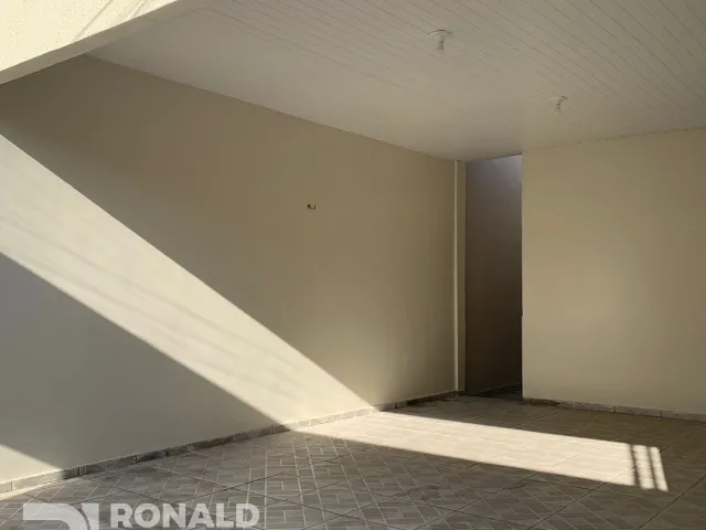 Imagem: A casa possui 3 Dormitórios, 2 Banheiros, 2 Vagas na