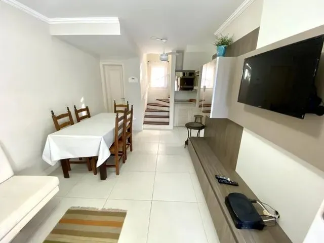 Imagem 2: Sobrado para Locação em Florianópolis, Jurerê, 3 Dormitórios, 1 Suíte, 3 Banheiros
