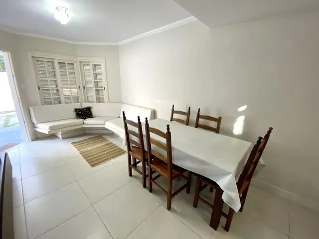 Imagem 5: Sobrado para Locação em Florianópolis, Jurerê, 3 Dormitórios, 1 Suíte, 3 Banheiros