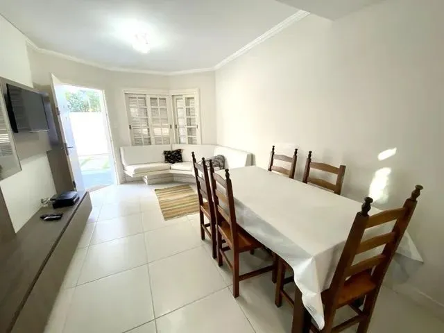 Imagem 11: Sobrado para Locação em Florianópolis, Jurerê, 3 Dormitórios, 1 Suíte, 3 Banheiros