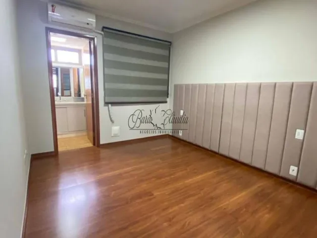 Imagem 10: Apto 160m² de área útil, contendo sala com armário e mesa, sacada, 05 quartos sendo