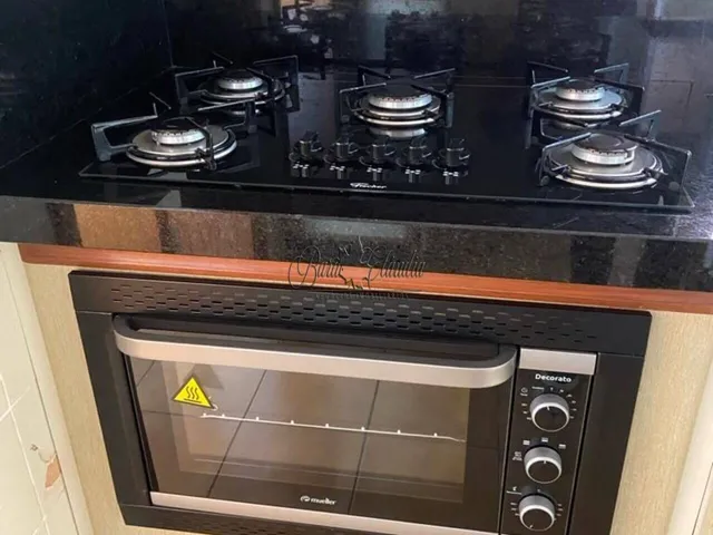 Imagem 11: Apto 160m² de área útil, contendo sala com armário e mesa, sacada, 05 quartos sendo