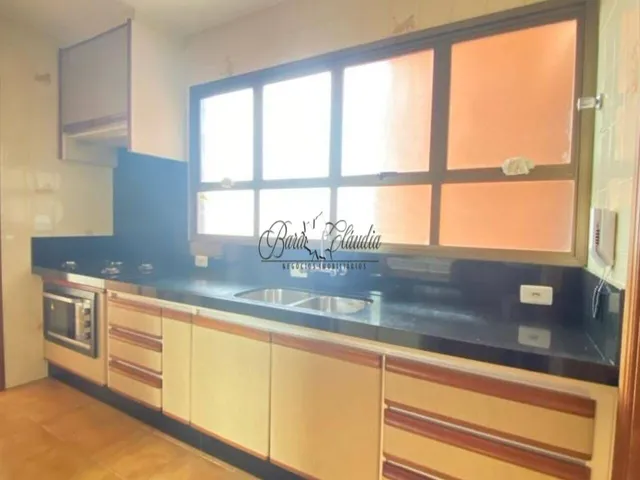 Imagem 7: Apto 160m² de área útil, contendo sala com armário e mesa, sacada, 05 quartos sendo