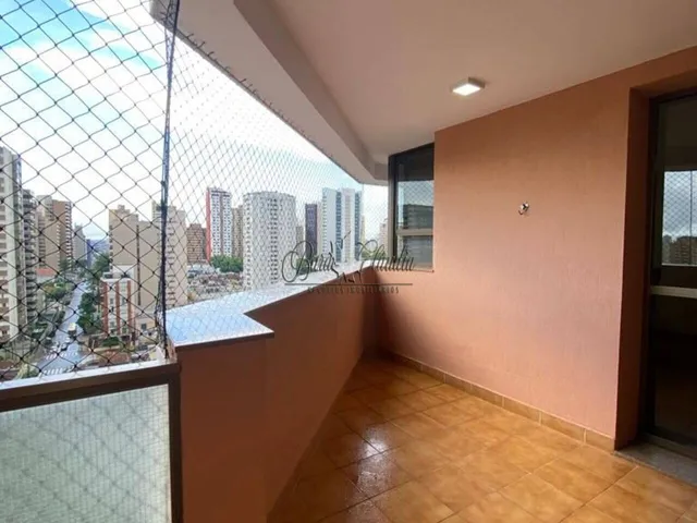 Imagem 8: Apto 160m² de área útil, contendo sala com armário e mesa, sacada, 05 quartos sendo