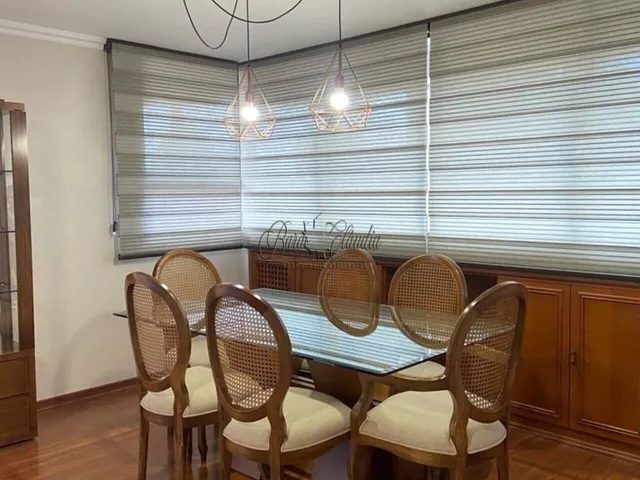 Imagem 6: Apto 160m² de área útil, contendo sala com armário e mesa, sacada, 05 quartos sendo
