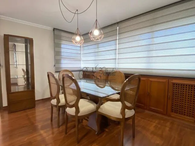 Imagem 4: Apto 160m² de área útil, contendo sala com armário e mesa, sacada, 05 quartos sendo