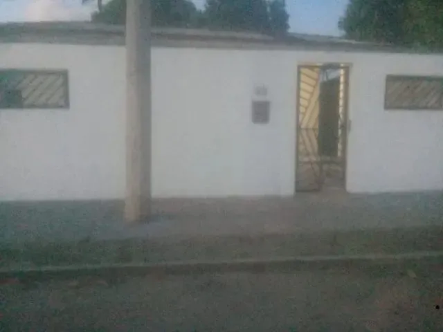 Imagem: A casa possui 3 Dormitórios, 2 Banheiros, 2 Vagas na