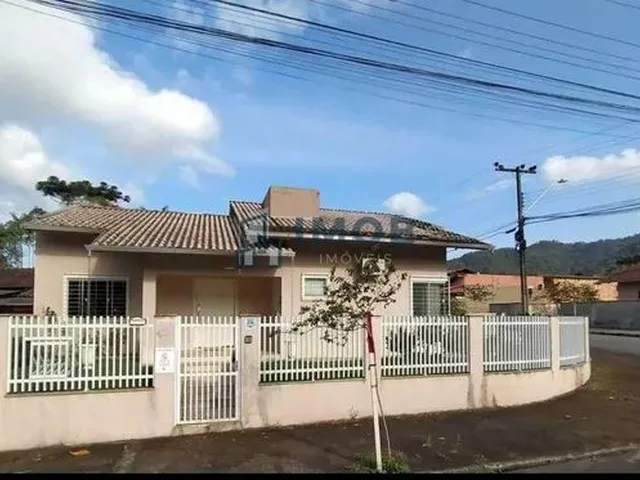 Imagem: A casa possui 2 Dormitórios, 1 Suíte, 2 Banheiros,
