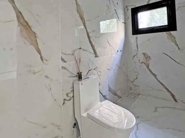 Imagem 12: CASA DE ESQUINA NOVA COM 5 SUÍTES E PISCINA