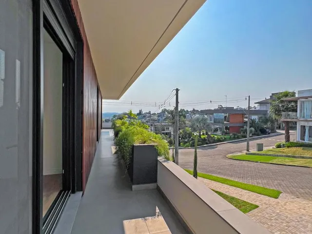 Imagem 4: CASA DE ESQUINA NOVA COM 5 SUÍTES E PISCINA