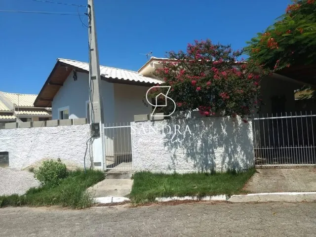 Imagem: A casa possui 2 Dormitórios, 1 Suíte, 1 Banheiro, 2 Vagas