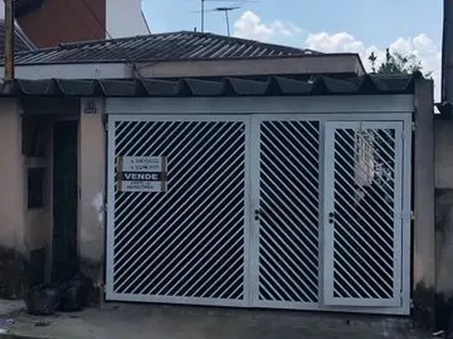 Imagem: A casa possui 4 Dormitórios, 1 Suíte, 4 Banheiros, 4