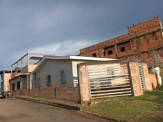 Imagem: A casa possui 2 Dormitórios, 2 Banheiros, 2 Vagas na
