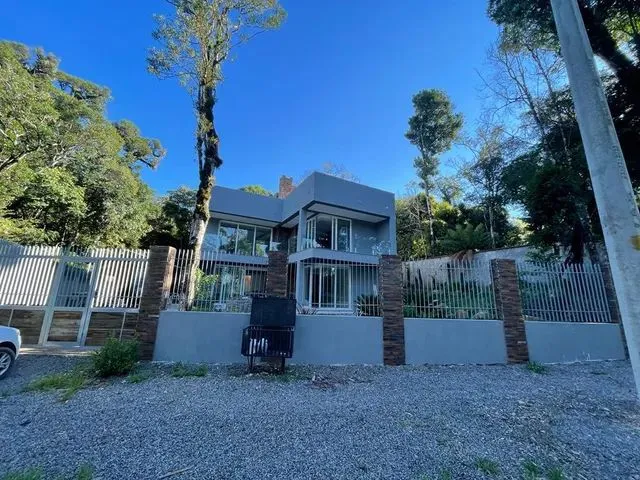 Imagem: A casa possui 3 Dormitórios, 3 Suítes, 4 Banheiros, 2