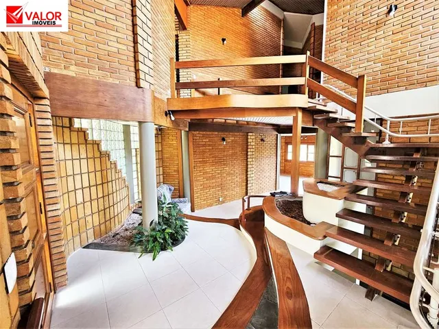 Imagem: A casa em condomínio possui 4 Dormitórios, 3 Suítes, 5