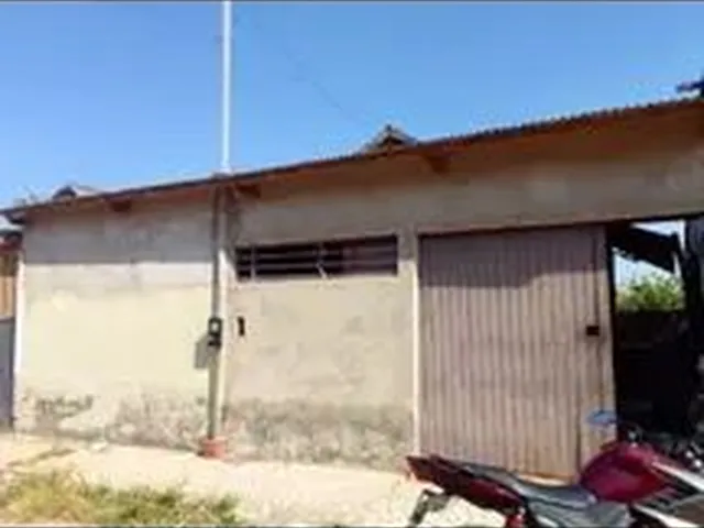 Imagem: A casa possui 2 Dormitórios, 1 Banheiro, 2 Vagas na
