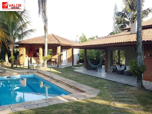 Imagem: A casa em condomínio possui 5 Dormitórios, 3 Suítes, 5