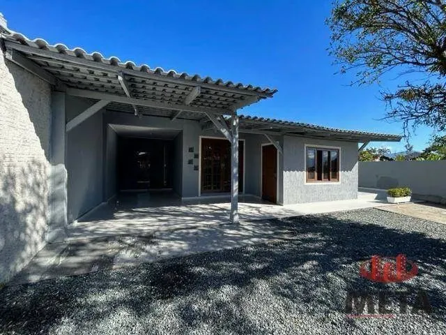 Imagem: A casa possui 3 Dormitórios, 1 Banheiro, 1 Vaga na