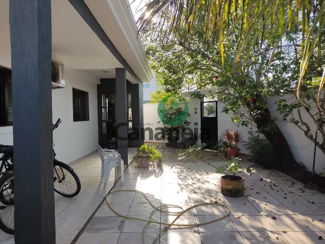 Imagem: A casa possui 3 Dormitórios, 2 Suítes, 2 Vagas na