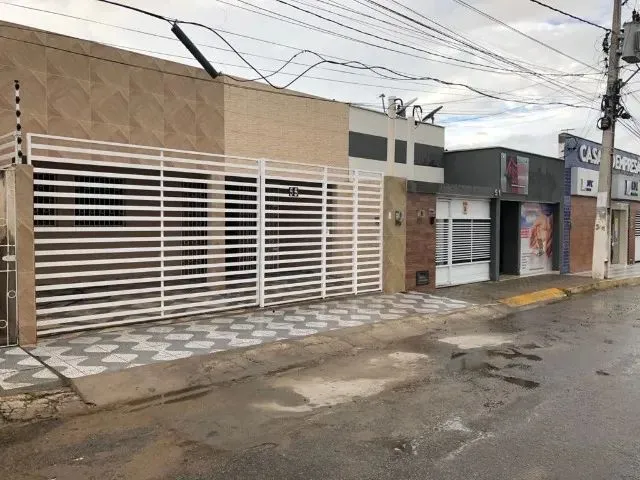 Imagem: A casa possui 4 Dormitórios, 2 Banheiros e está