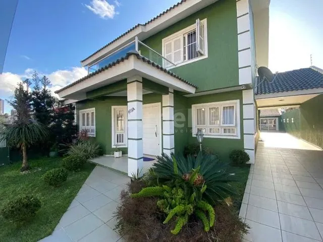 Imagem: A casa possui 4 Dormitórios, 1 Suíte, 4 Banheiros, 4