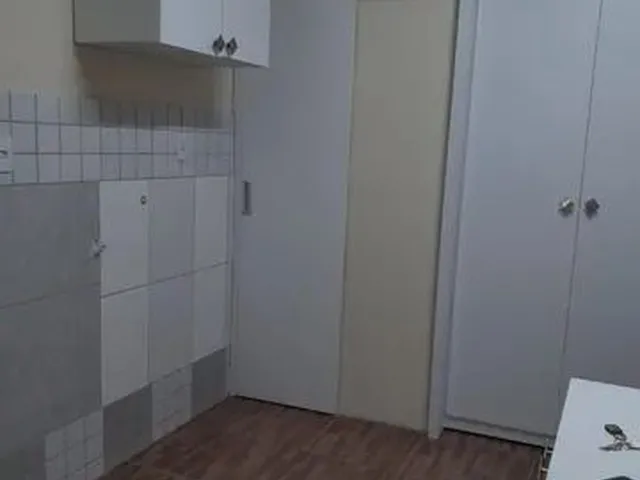 Imagem: A kitnet possui 1 Dormitório, 1 Banheiro, 1 Vaga na