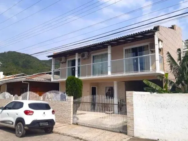 Imagem: A casa possui 5 Dormitórios, 3 Banheiros, 2 Vagas na