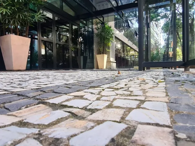 Imagem 2: Rua Paula Freitas predio como serviços