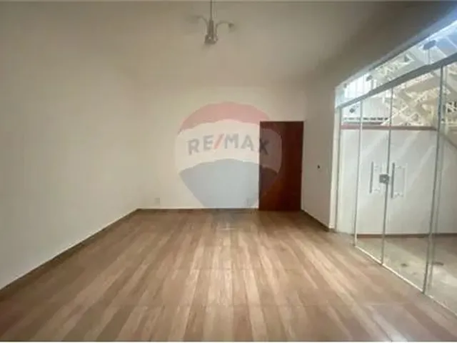 Imagem 1: Espaçoso Apartamento de 3 Quartos com Terraço Coberto em Localização Privilegiada