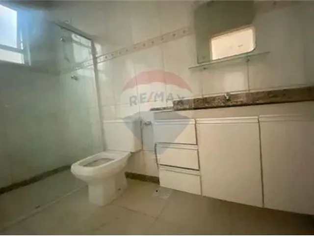 Imagem 3: Espaçoso Apartamento de 3 Quartos com Terraço Coberto em Localização Privilegiada