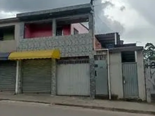 Imagem: A casa possui 4 Dormitórios, 3 Banheiros, 2 Vagas na