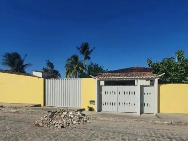 Imagem: A casa possui 2 Dormitórios, 2 Banheiros, 3 Vagas na