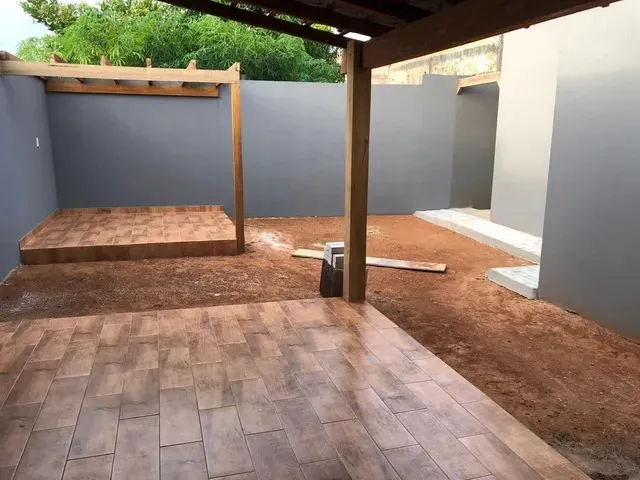 Imagem: A casa possui 3 Dormitórios, 1 Suíte, 1 Banheiro, 2 Vagas