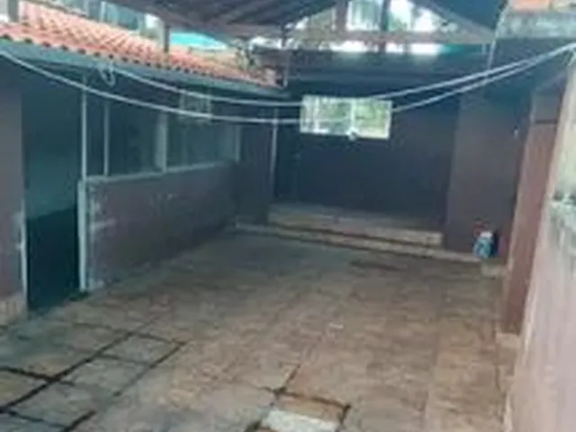 Imagem: A casa possui 3 Dormitórios, 2 Banheiros, 2 Vagas na