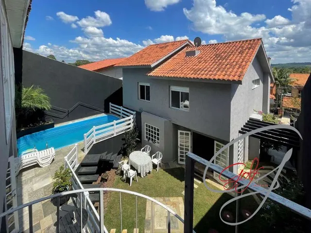 Imagem: A casa em condomínio possui 5 Dormitórios, 3 Suítes, 5