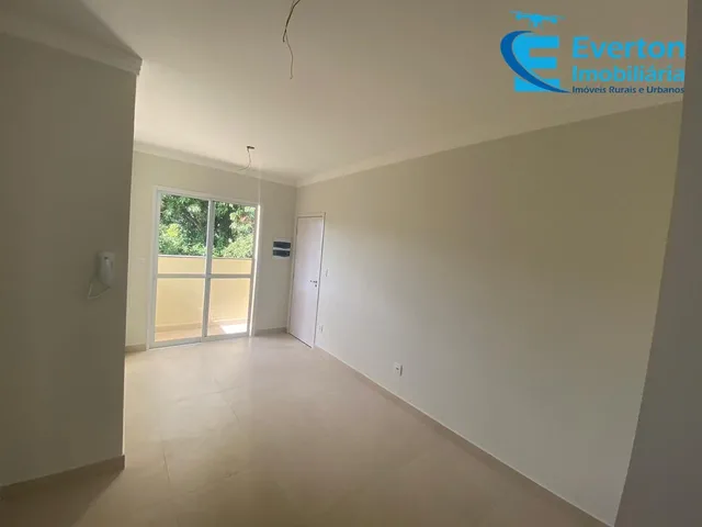 Imagem 2: Prédio com elevador, 2/4 (1 suíte), 1 vaga, apto da frente e com sacada