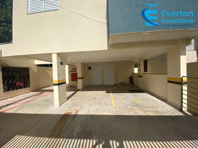 Imagem 5: Prédio com elevador, 2/4 (1 suíte), 1 vaga, apto da frente e com sacada