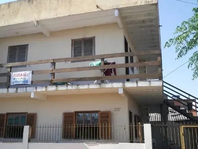 Imagem: A casa possui 4 Dormitórios, 4 Banheiros, 2 Vagas na