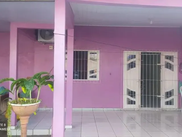 Imagem: A casa possui 2 Dormitórios, 2 Banheiros, 2 Vagas na