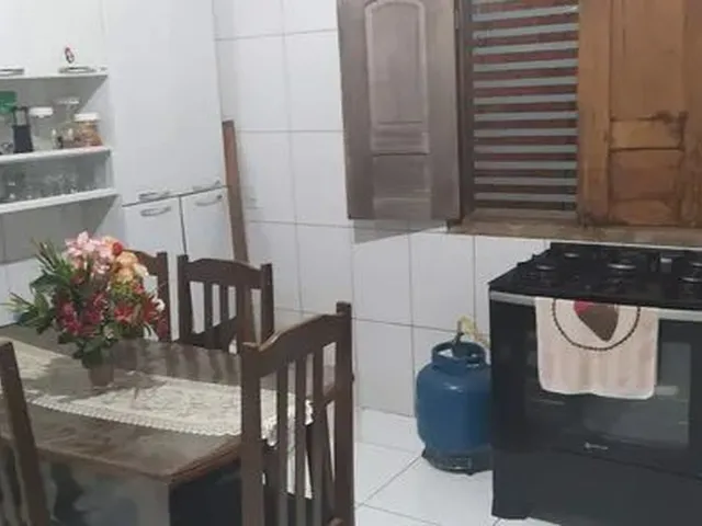 Imagem: A casa possui 2 Dormitórios e está localizado em