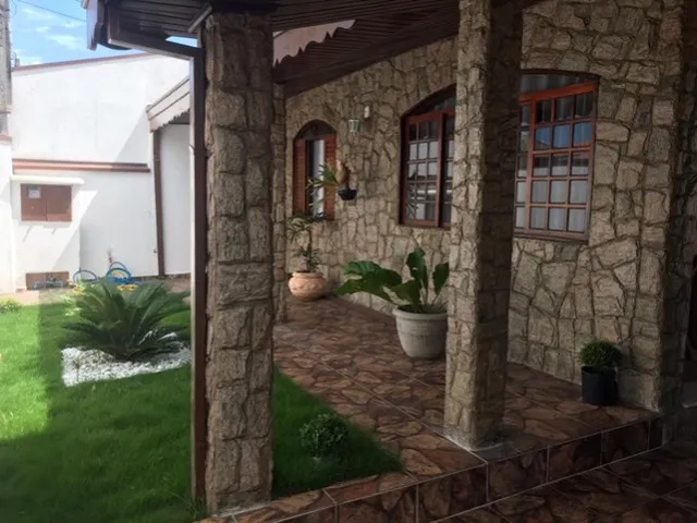 Imagem: Linda Casa com 2 Andares e Piscina a Venda