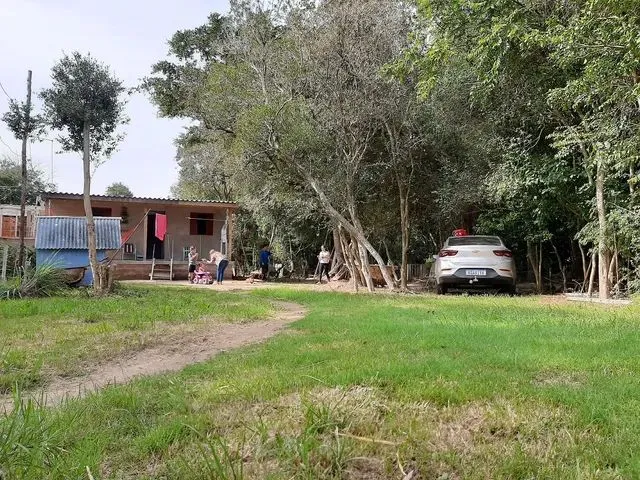 Imagem: A casa possui 2 Dormitórios, 1 Banheiro, 5 Vagas na