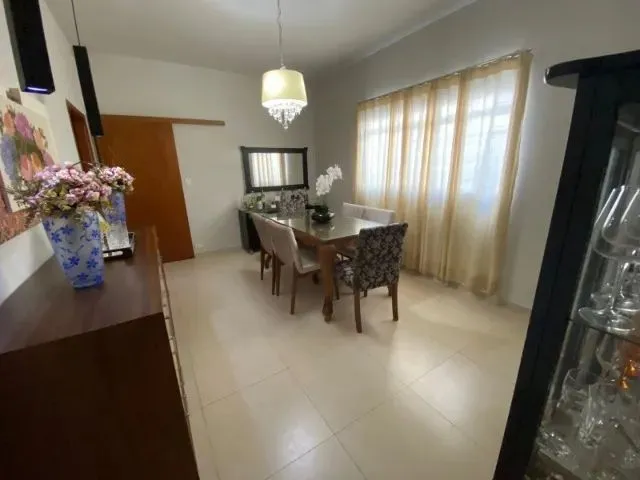 Imagem: A casa possui 3 Dormitórios, 1 Suíte, 3 Banheiros, 4