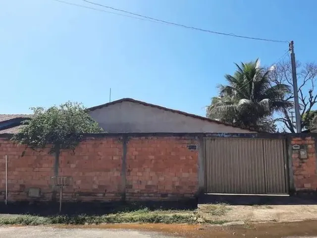 Imagem: A casa possui 3 Dormitórios, 1 Suíte, 2 Banheiros, 2
