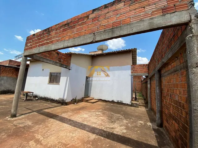 Imagem: A casa possui 2 Dormitórios, 1 Suíte, 2 Banheiros, 2 Vagas
