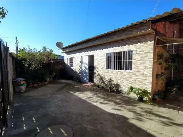 Imagem: A casa possui 2 Dormitórios, 2 Banheiros, 2 Vagas na