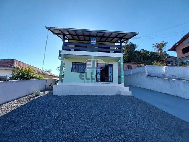 Imagem: A casa possui 4 Dormitórios, 1 Suíte, 2 Banheiros, 3