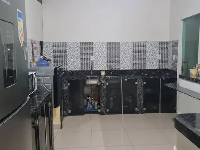 Imagem: A casa possui 3 Dormitórios, 2 Suítes, 2 Banheiros, 2
